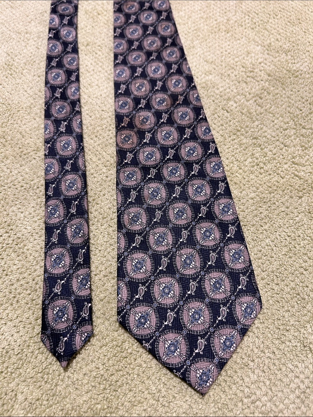 Fatally Hand-made Classic Men’s Navy and Pink Patterned Tie